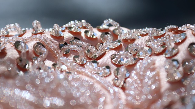 Existují originální látky na šaty. 