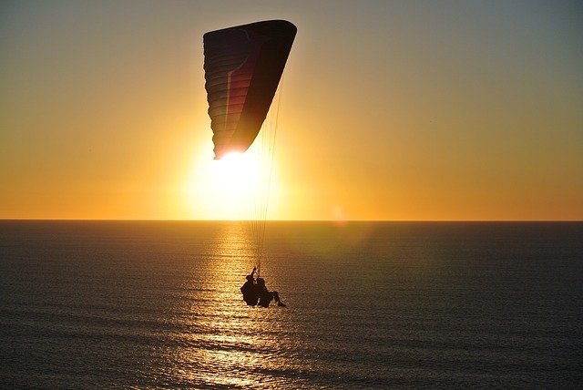 paragliding při západu slunce