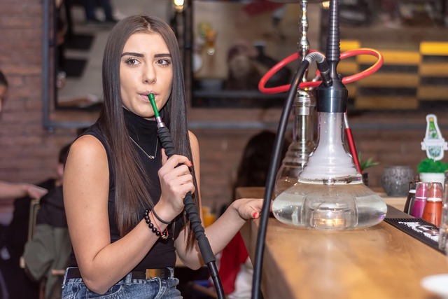 dívka s dýmkou